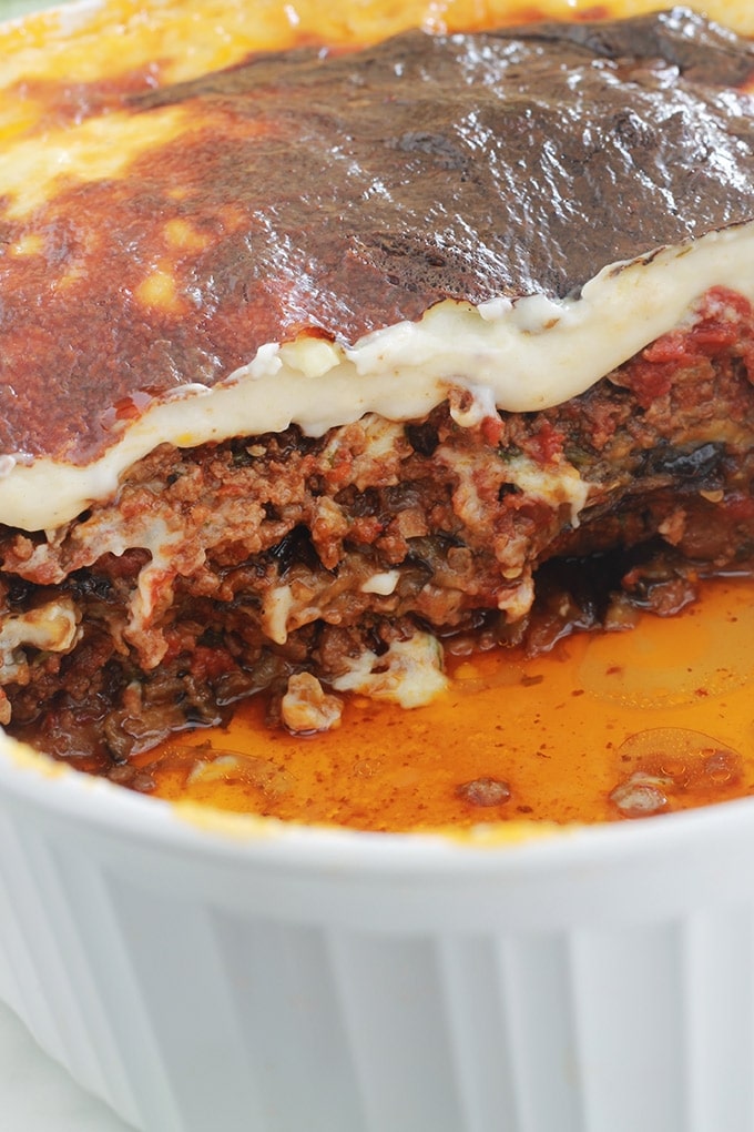 La recette de la moussaka grecque facile. Un délicieux gratin complet avec des aubergines, sauce tomate à la viande hachée et sauce blanche. Je vous donne une recette de base toute simple et plusieurs façons de varier / simplifier ce plat réconfortant.