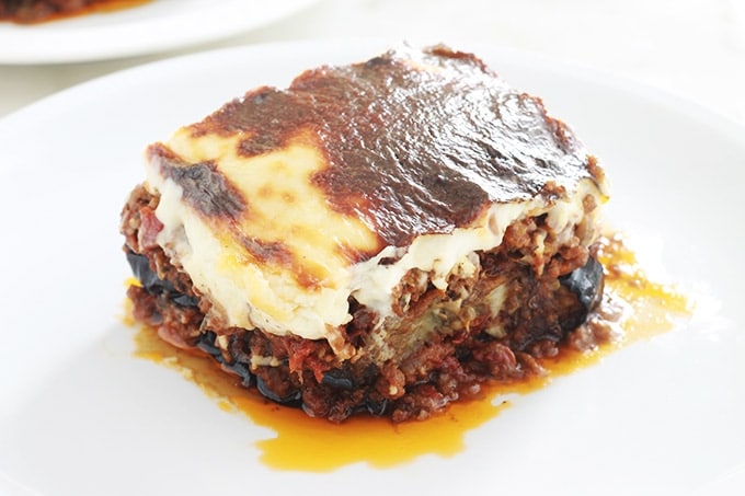 La recette de la moussaka grecque facile. Un délicieux gratin complet avec des aubergines, sauce tomate à la viande hachée et sauce blanche. Je vous donne une recette de base toute simple et plusieurs façons de varier / simplifier ce plat réconfortant.