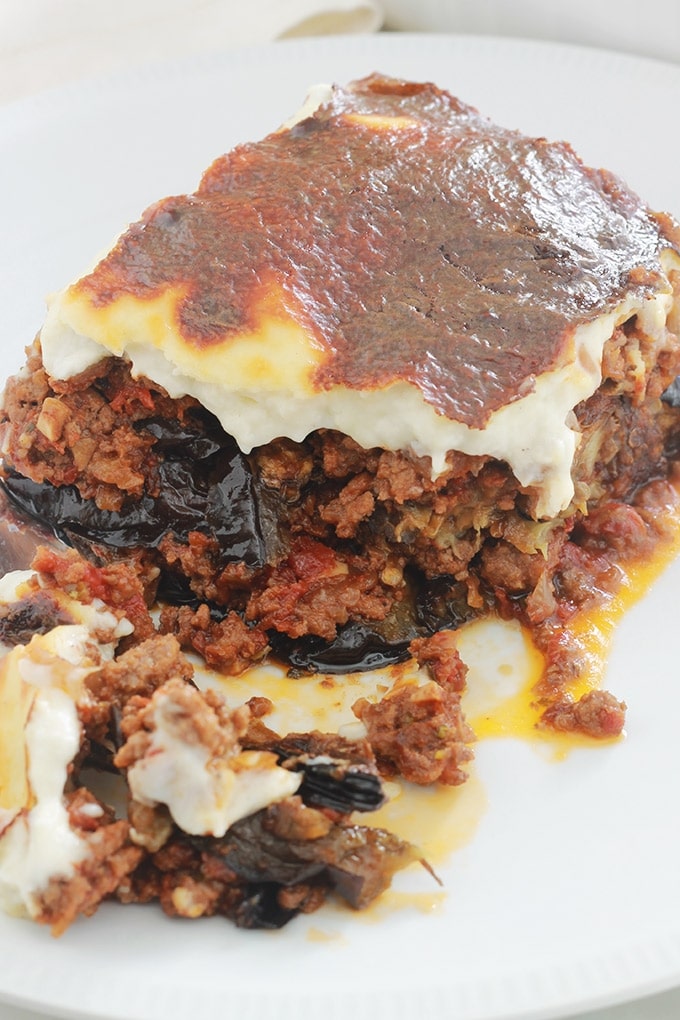 La recette de la moussaka grecque facile. Un délicieux gratin complet avec des aubergines, sauce tomate à la viande hachée et sauce blanche. Je vous donne une recette de base toute simple et plusieurs façons de varier / simplifier ce plat réconfortant.