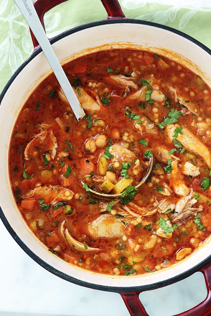 Berkoukes ou mhamsa au poulet est une soupe repas traditionnelle des pays du Grand Maghreb. A base de petites pâtes en forme de billes, légumineuses, légumes frais et poulet (ou autre viande). Un plat complet, économique et réconfortant. La soupe peut être piquante par l’ajout de piment ou d’harissa.