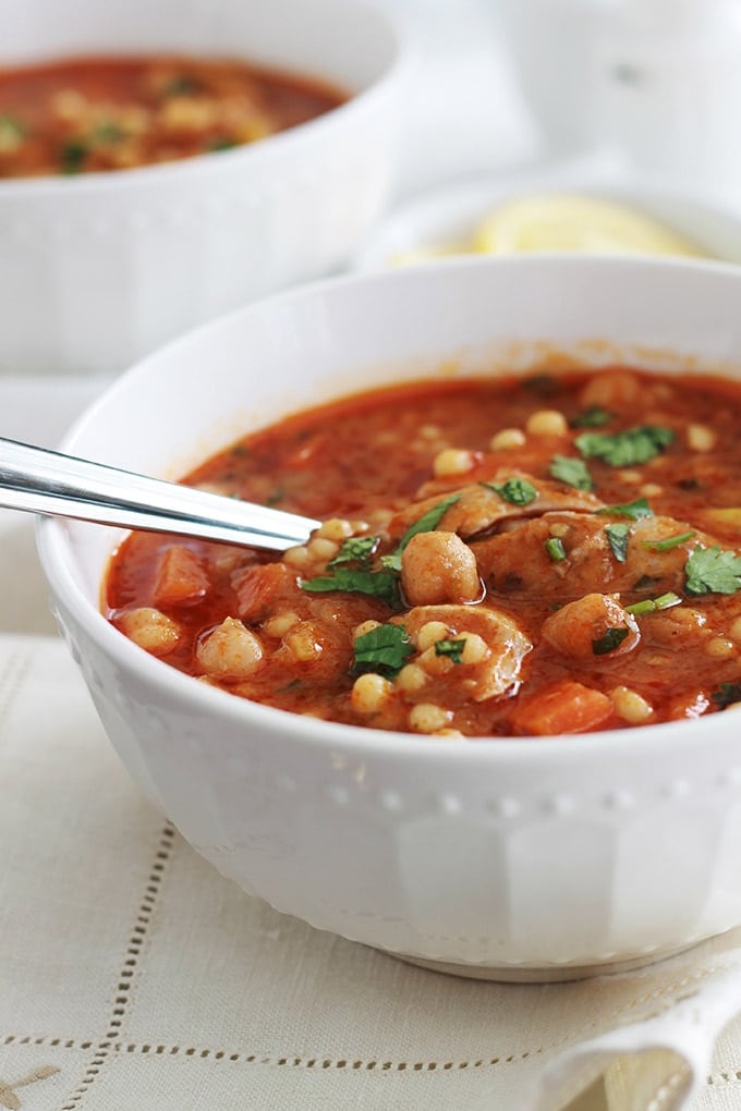 Berkoukes ou mhamsa au poulet est une soupe repas traditionnelle des pays du Grand Maghreb. A base de petites pâtes en forme de billes, légumineuses, légumes frais et poulet (ou autre viande). Un plat complet, économique et réconfortant. La soupe peut être piquante par l’ajout de piment ou d’harissa.