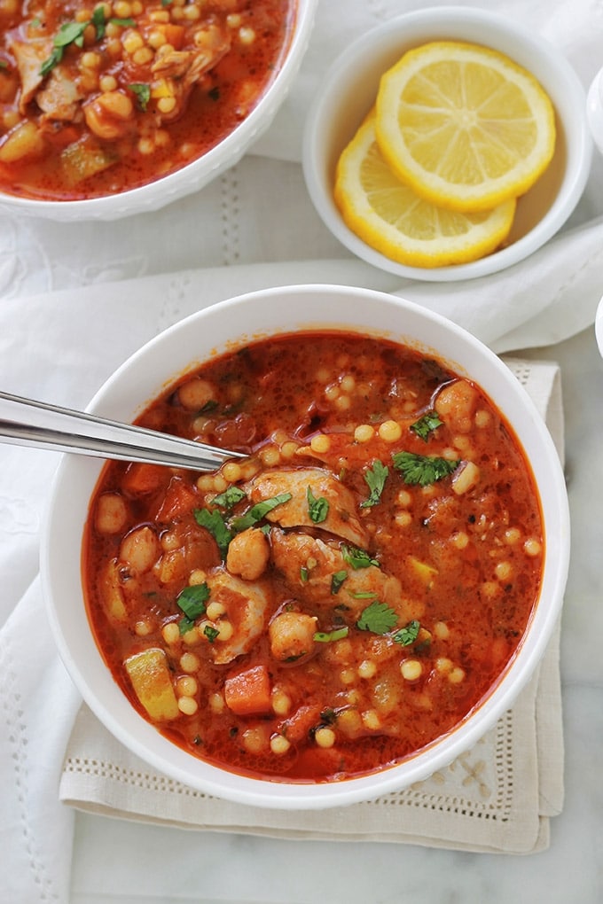 Berkoukes ou mhamsa au poulet est une soupe repas traditionnelle des pays du Grand Maghreb. A base de petites pâtes en forme de billes, légumineuses, légumes frais et poulet (ou autre viande). Un plat complet, économique et réconfortant. La soupe peut être piquante par l’ajout de piment ou d’harissa.