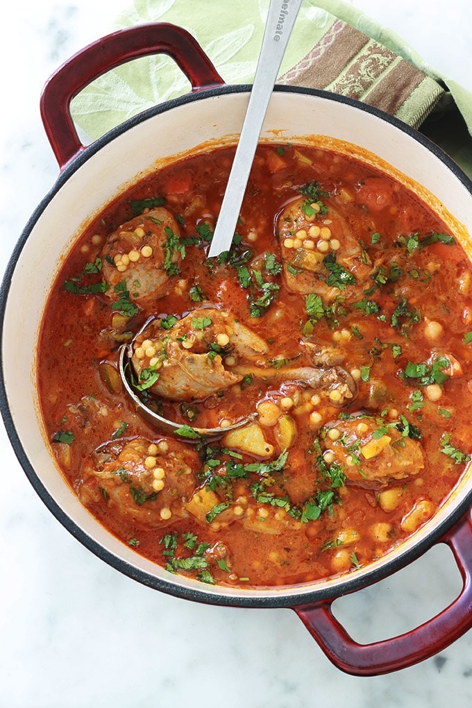 Berkoukes ou mhamsa au poulet est une soupe repas traditionnelle des pays du Grand Maghreb. A base de petites pâtes en forme de billes, légumineuses, légumes frais et poulet (ou autre viande). Un plat complet, économique et réconfortant. La soupe peut être piquante par l’ajout de piment ou d’harissa.