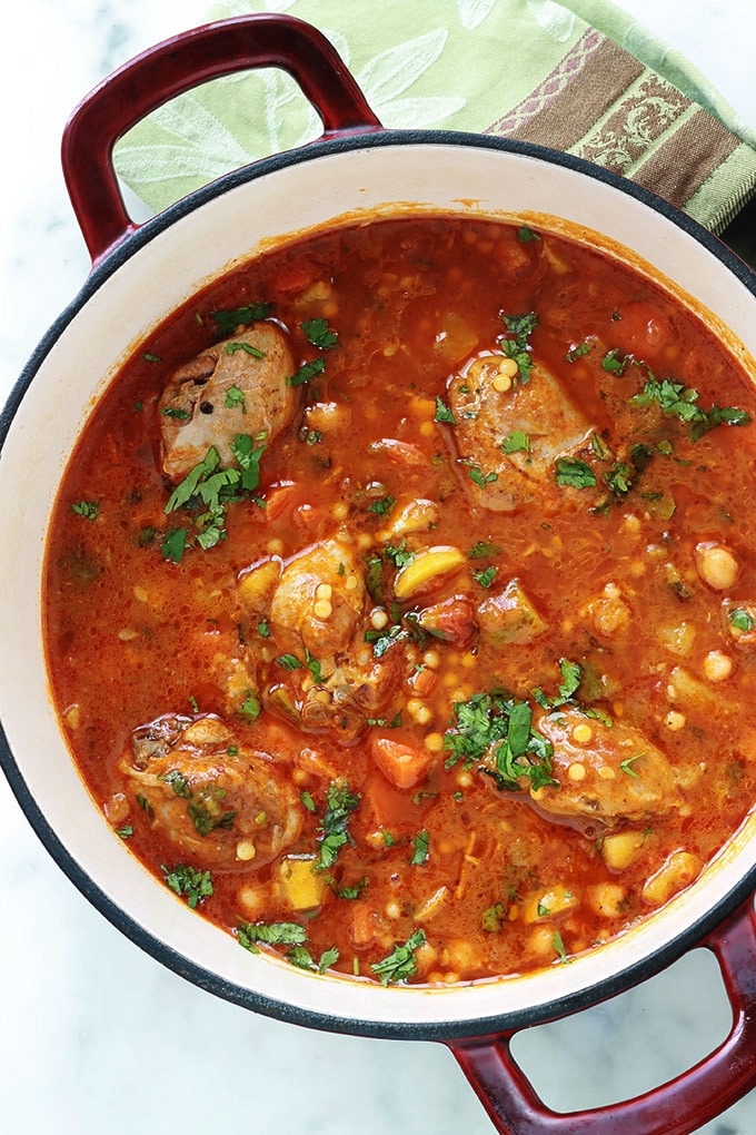 Berkoukes ou mhamsa au poulet est une soupe repas traditionnelle des pays du Grand Maghreb. A base de petites pâtes en forme de billes, légumineuses, légumes frais et poulet (ou autre viande). Un plat complet, économique et réconfortant. La soupe peut être piquante par l’ajout de piment ou d’harissa.