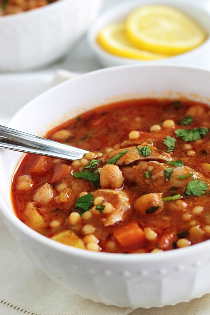 Berkoukes ou mhamsa au poulet est une soupe repas traditionnelle des pays du Grand Maghreb. A base de petites pâtes en forme de billes, légumineuses, légumes frais et poulet (ou autre viande). Un plat complet, économique et réconfortant. La soupe peut être piquante par l’ajout de piment ou d’harissa.