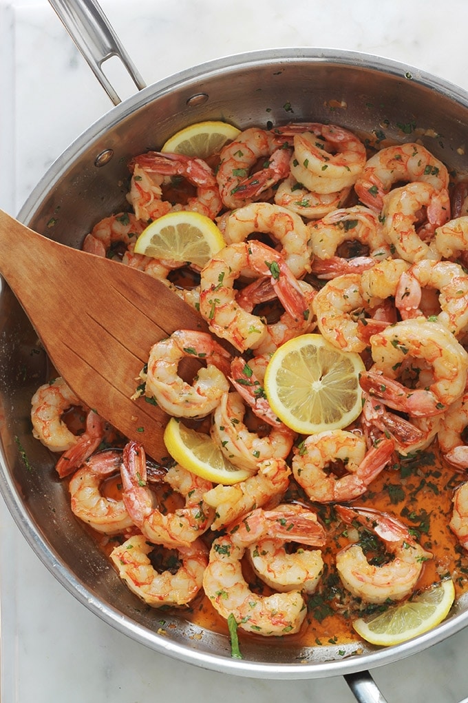 Ces crevettes à l’ail et citron sont tellement délicieuses qu’il faut faire attention à ses doigts! Recette on ne peut plus simple, très rapide (15 minutes), et avec un minimum d’ingrédients. Yummy avec des pâtes, du riz, une purée de légumes, du pain.