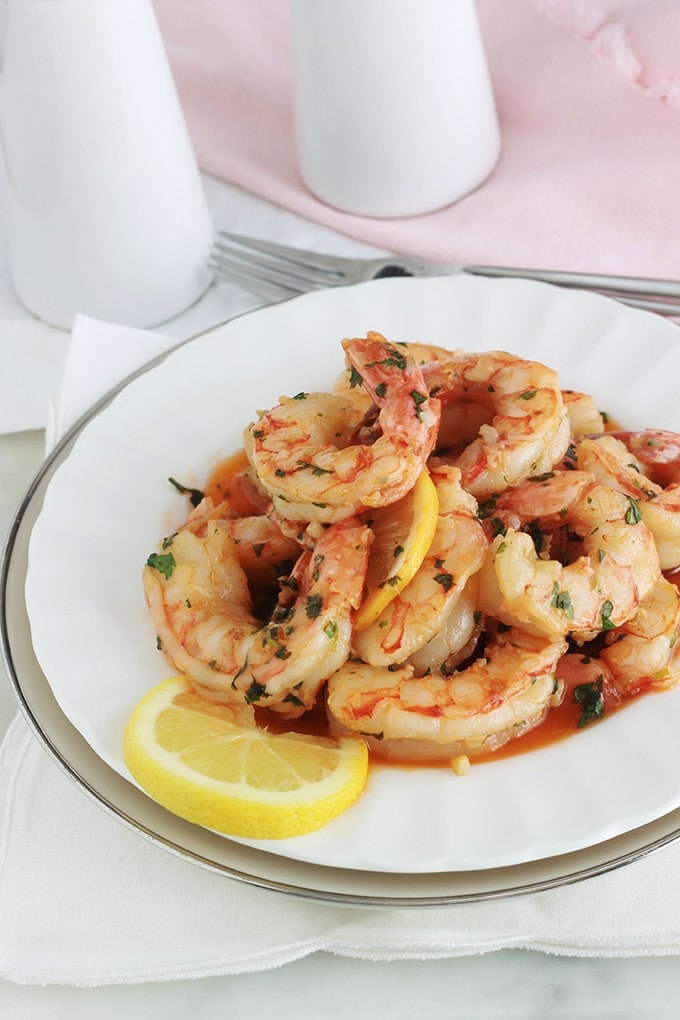 Ces crevettes à l’ail et citron sont tellement délicieuses qu’il faut faire attention à ses doigts! Recette on ne peut plus simple, très rapide (15 minutes), et avec un minimum d’ingrédients. Yummy avec des pâtes, du riz, une purée de légumes, du pain.