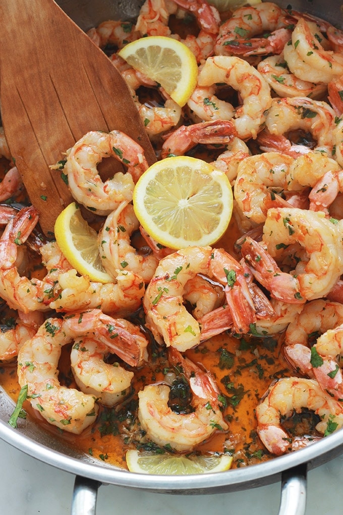 Ces crevettes à l’ail et citron sont tellement délicieuses qu’il faut faire attention à ses doigts! Recette on ne peut plus simple, très rapide (15 minutes), et avec un minimum d’ingrédients. Yummy avec des pâtes, du riz, une purée de légumes, du pain.