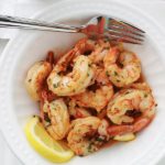 Ces crevettes à l’ail et citron sont tellement délicieuses qu’il faut faire attention à ses doigts! Recette on ne peut plus simple, très rapide (15 minutes), et avec un minimum d’ingrédients. Yummy avec des pâtes, du riz, une purée de légumes, du pain.