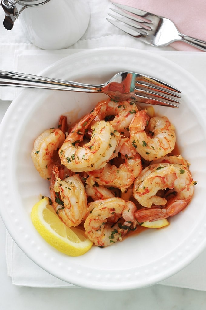 Ces crevettes à l’ail et citron sont tellement délicieuses qu’il faut faire attention à ses doigts! Recette on ne peut plus simple, très rapide (15 minutes), et avec un minimum d’ingrédients. Yummy avec des pâtes, du riz, une purée de légumes, du pain.