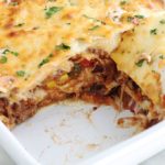 Ces lasagnes à la mexicaine sont très simples à faire et tellement savoureuses. Ce sont des lasagnes revisitées, avec des tortillas (wraps) et du chili con carne rapide (viande hachée, haricots, maïs, poivrons, tomates, assaisonnement), fromage râpé. Sans gluten avec des tortillas à la farine de maïs. Un plat complet et consistant.