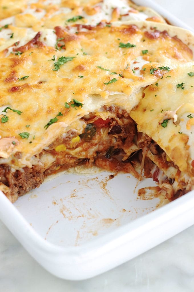 Ces lasagnes à la mexicaine sont très simples à faire et tellement savoureuses. Ce sont des lasagnes revisitées, avec des tortillas (wraps) et du chili con carne rapide (viande hachée, haricots, maïs, poivrons, tomates, assaisonnement), fromage râpé. Sans gluten avec des tortillas à la farine de maïs. Un plat complet et consistant. 