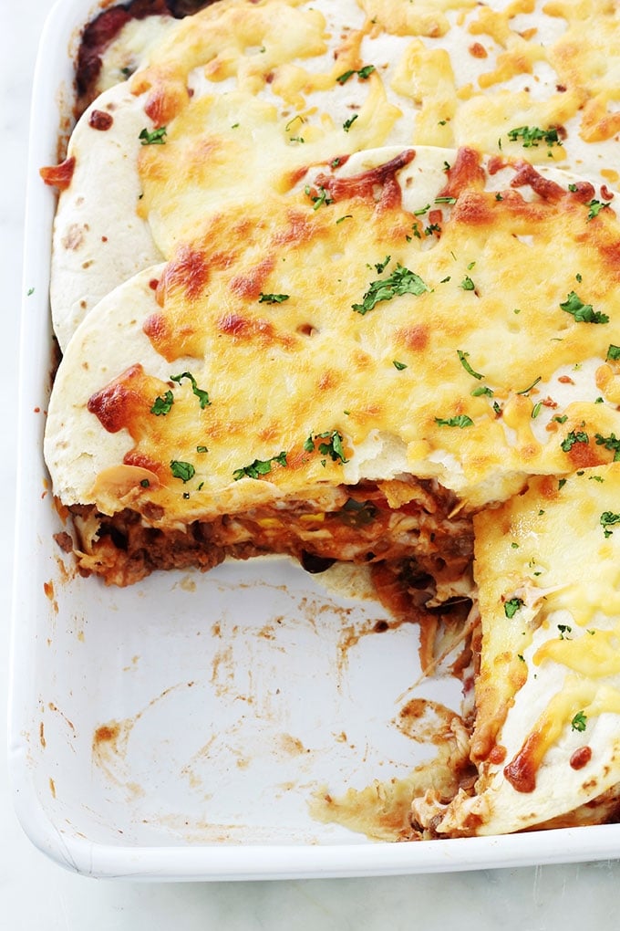 Ces lasagnes à la mexicaine sont très simples à faire et tellement savoureuses. Ce sont des lasagnes revisitées, avec des tortillas (wraps) et du chili con carne rapide (viande hachée, haricots, maïs, poivrons, tomates, assaisonnement), fromage râpé. Sans gluten avec des tortillas à la farine de maïs. Un plat complet et consistant. 