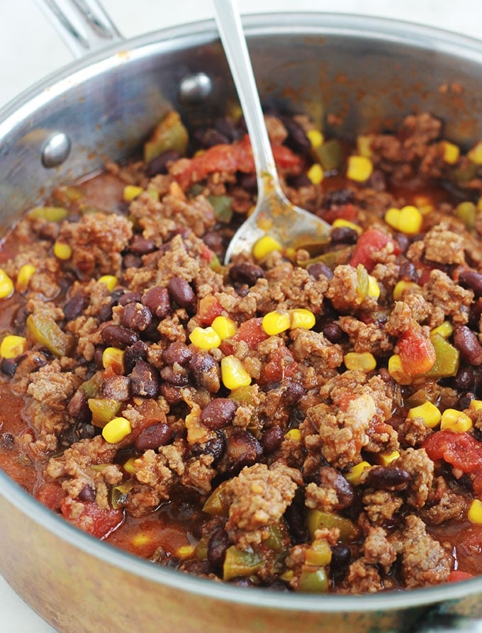 Garniture pour lasagnes mexicaines avec du chili con carne et des tortillas.