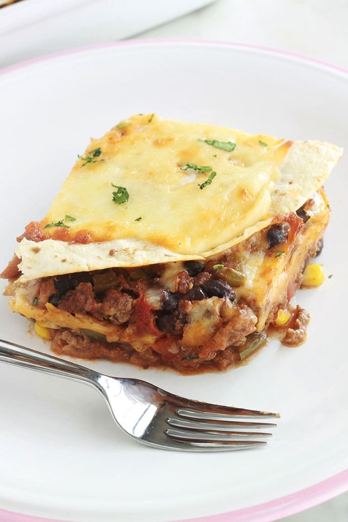 Ces lasagnes à la mexicaine sont très simples à faire et tellement savoureuses. Ce sont des lasagnes revisitées, avec des tortillas (wraps) et du chili con carne rapide (viande hachée, haricots, maïs, poivrons, tomates, assaisonnement), fromage râpé. Sans gluten avec des tortillas à la farine de maïs. Un plat complet et consistant. 