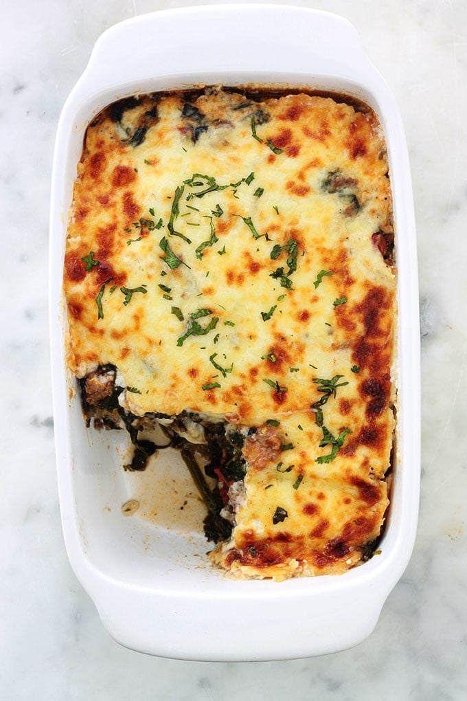 Délicieuses lasagnes aux aubergines, épinards et viande hachée. Ce sont des lasagnes revisitées sans gluten : les feuilles de lasagnes traditionnelles sont remplacées par des tranches d’aubergines. Un plat simple et complet.