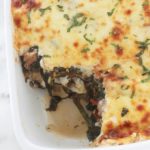 Délicieuses lasagnes aux aubergines, épinards et viande hachée. Ce sont des lasagnes revisitées sans gluten : les feuilles de lasagnes traditionnelles sont remplacées par des tranches d’aubergines. Un plat simple et complet.