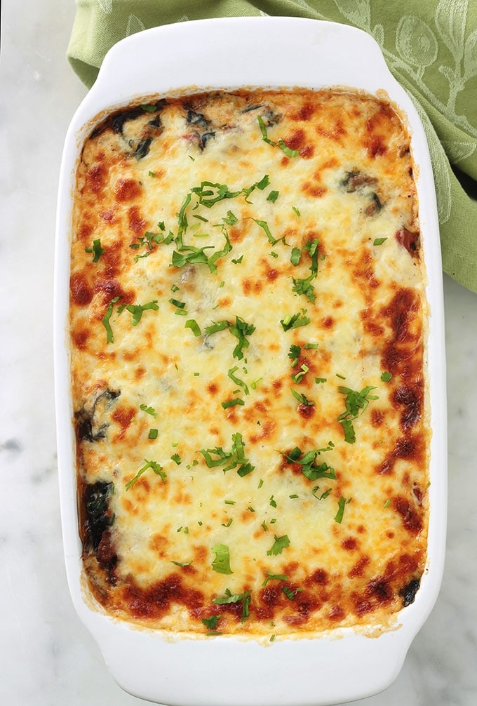 Délicieuses lasagnes aux aubergines, épinards et viande hachée. Ce sont des lasagnes revisitées sans gluten : les feuilles de lasagnes traditionnelles sont remplacées par des tranches d’aubergines. Un plat simple et complet.