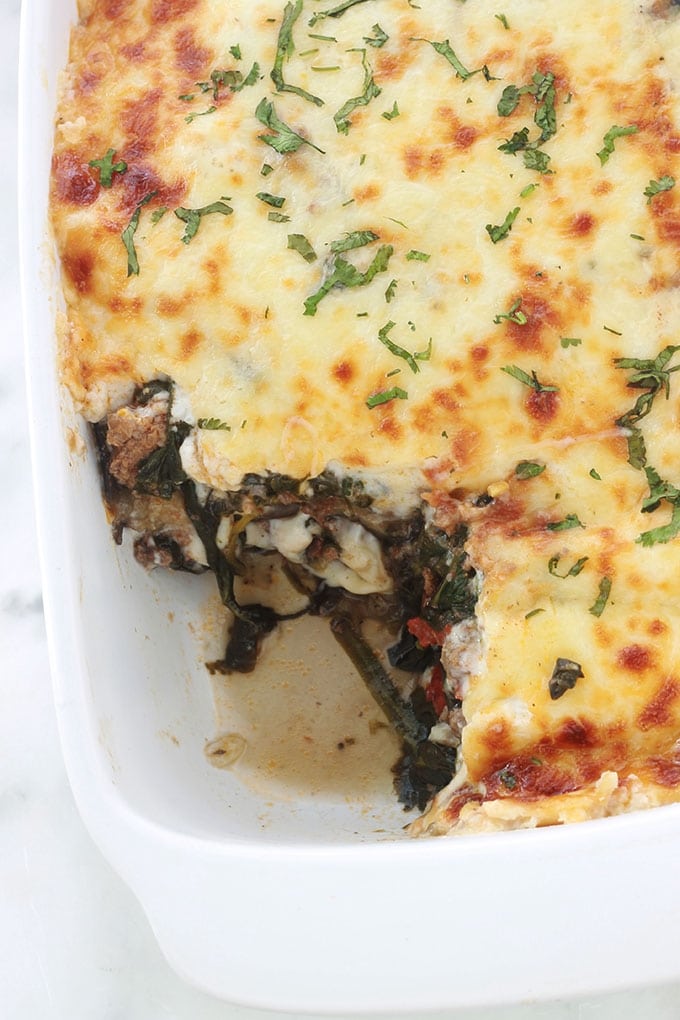 Délicieuses lasagnes aux aubergines, épinards et viande hachée. Ce sont des lasagnes revisitées sans gluten : les feuilles de lasagnes traditionnelles sont remplacées par des tranches d’aubergines. Un plat simple et complet.