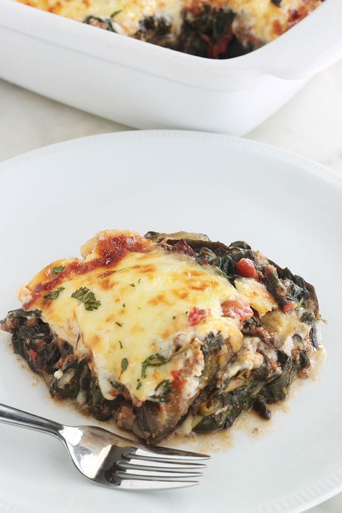 Délicieuses lasagnes aux aubergines, épinards et viande hachée. Ce sont des lasagnes revisitées sans gluten : les feuilles de lasagnes traditionnelles sont remplacées par des tranches d’aubergines. Un plat simple et complet.