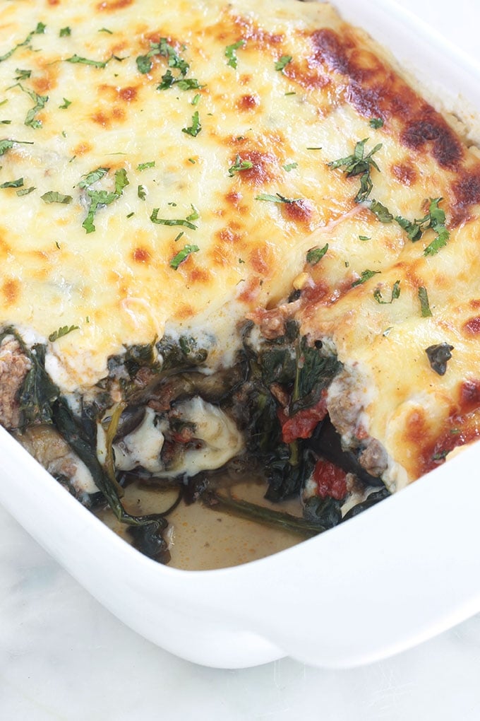 Délicieuses lasagnes aux aubergines, épinards et viande hachée. Ce sont des lasagnes revisitées sans gluten : les feuilles de lasagnes traditionnelles sont remplacées par des tranches d’aubergines. Un plat simple et complet.