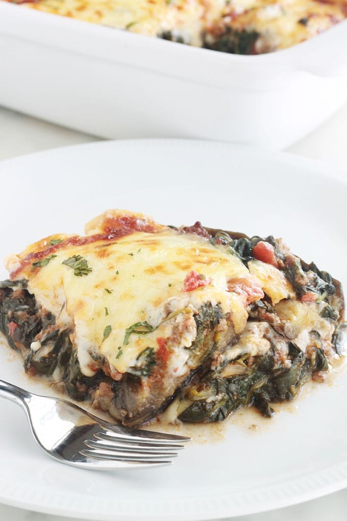 Délicieuses lasagnes aux aubergines, épinards et viande hachée. Ce sont des lasagnes revisitées sans gluten : les feuilles de lasagnes traditionnelles sont remplacées par des tranches d’aubergines. Un plat simple et complet.