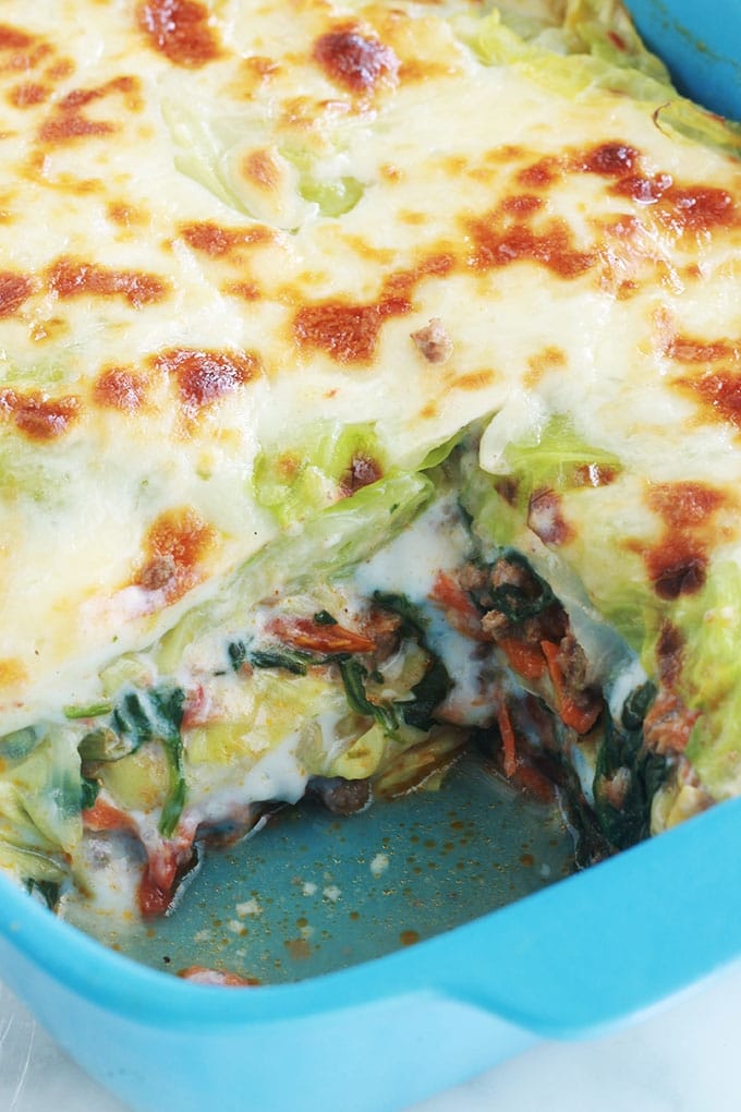 Délicieuses lasagnes aux feuilles de chou, épinards et viande hachée. C’est une recette simple de lasagnes revisitées sans gluten : les feuilles de lasagnes traditionnelles sont remplacées par des feuilles de chou. Un plat simple, complet et moins calorique que les lasagnes classiques.