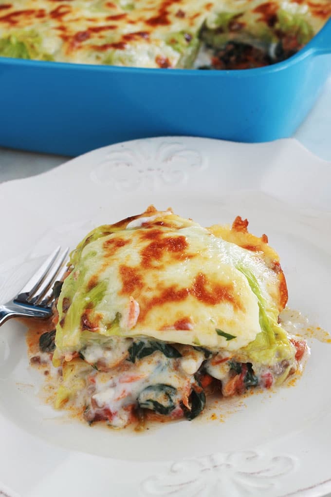 Délicieuses lasagnes aux feuilles de chou, épinards et viande hachée. C’est une recette simple de lasagnes revisitées sans gluten : les feuilles de lasagnes traditionnelles sont remplacées par des feuilles de chou. Un plat simple, complet et moins calorique que les lasagnes classiques.