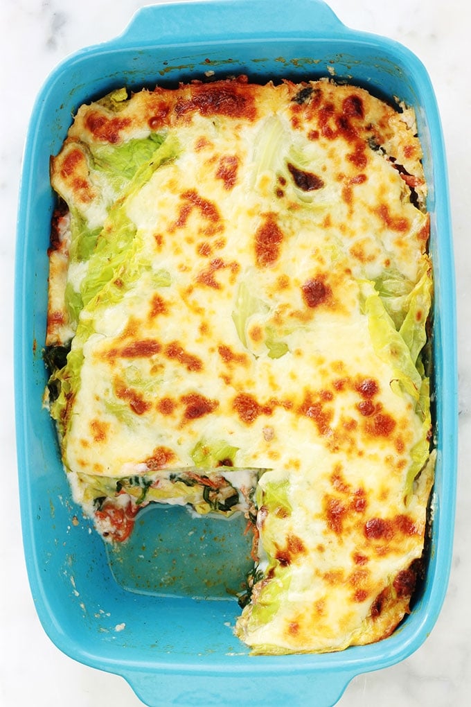 Délicieuses lasagnes aux feuilles de chou, épinards et viande hachée. C’est une recette simple de lasagnes revisitées sans gluten : les feuilles de lasagnes traditionnelles sont remplacées par des feuilles de chou. Un plat simple, complet et moins calorique que les lasagnes classiques.