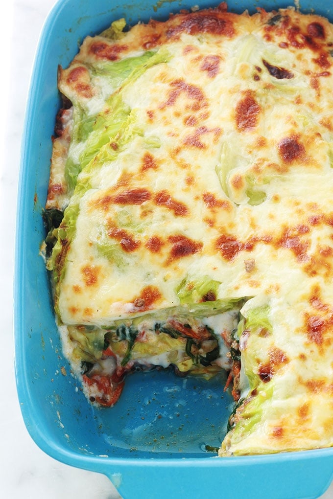 Délicieuses lasagnes aux feuilles de chou, épinards et viande hachée. C’est une recette simple de lasagnes revisitées sans gluten : les feuilles de lasagnes traditionnelles sont remplacées par des feuilles de chou. Un plat simple, complet et moins calorique que les lasagnes classiques.