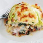 Délicieuses lasagnes aux feuilles de chou, épinards et viande hachée. C’est une recette simple de lasagnes revisitées sans gluten : les feuilles de lasagnes traditionnelles sont remplacées par des feuilles de chou. Un plat simple, complet et moins calorique que les lasagnes classiques.