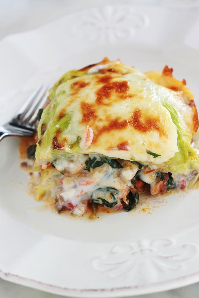 Délicieuses lasagnes aux feuilles de chou, épinards et viande hachée. C’est une recette simple de lasagnes revisitées sans gluten : les feuilles de lasagnes traditionnelles sont remplacées par des feuilles de chou. Un plat simple, complet et moins calorique que les lasagnes classiques.