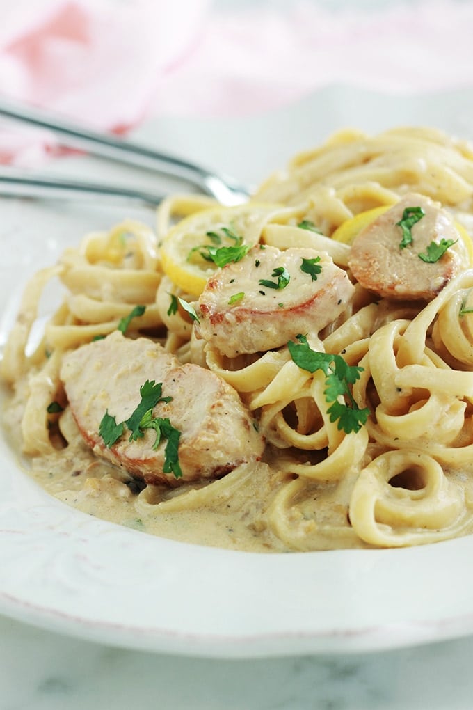 Pour un repas rapide, préparez ces pâtes au poulet sauce crémeuse au citron. Un plat prêt en moins de 30 minutes, simple et plein de saveurs. Pâtes au choix, émincé de poulet, échalote (ou oignon), bouillon, crème, parmesan (facultatif), jus de citron, épices et herbes aromatiques au goût.