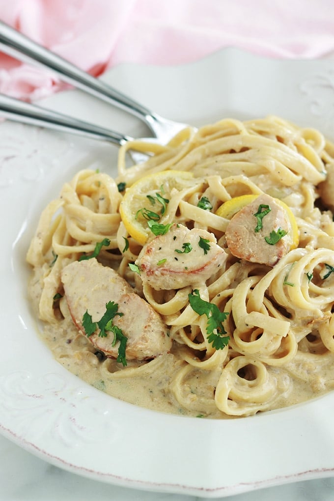 Pour un repas rapide, préparez ces pâtes au poulet sauce crémeuse au citron. Un plat prêt en moins de 30 minutes, simple et plein de saveurs. Pâtes au choix, émincé de poulet, échalote (ou oignon), bouillon, crème, parmesan (facultatif), jus de citron, épices et herbes aromatiques au goût.