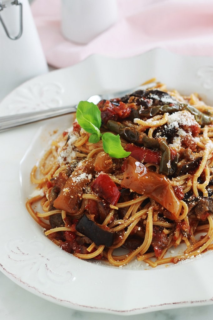 Voici une variante toute simple des pâtes à la sauce tomate : avec des légumes rôtis au four ou poêlés (ici aubergines et poivrons). Une idée simple pour faire manger des légumes aux enfants. C’est un plat facile, économique et qui plaît à tout le monde.