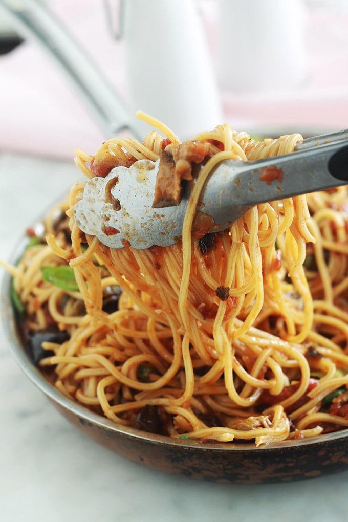 Voici une variante toute simple des pâtes à la sauce tomate : avec des légumes rôtis au four ou poêlés (ici aubergines et poivrons). Une idée simple pour faire manger des légumes aux enfants. C’est un plat facile, économique et qui plaît à tout le monde.