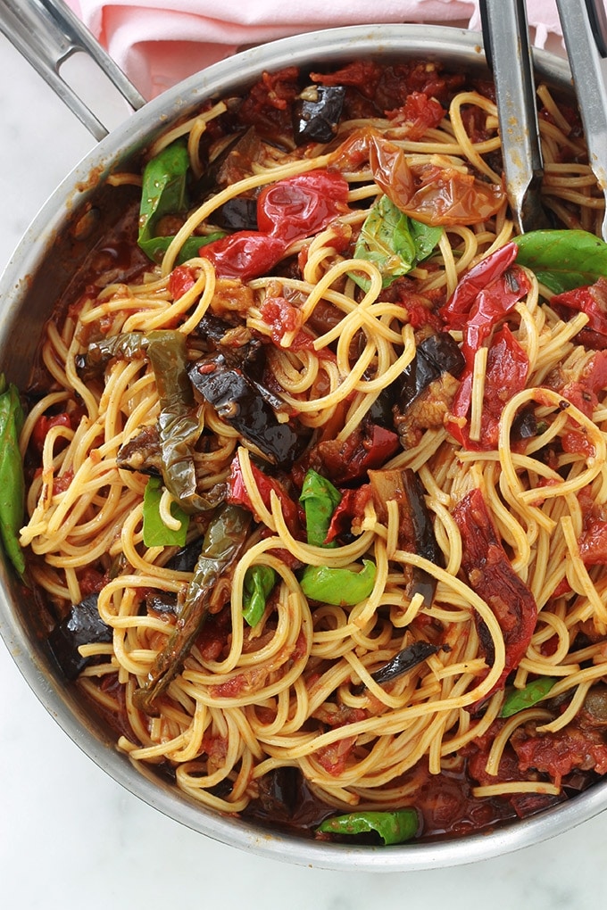 Voici une variante toute simple des pâtes à la sauce tomate : avec des légumes rôtis au four ou poêlés (ici aubergines et poivrons). Une idée simple pour faire manger des légumes aux enfants. C’est un plat facile, économique et qui plaît à tout le monde.