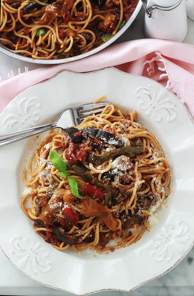 Voici une variante toute simple des pâtes à la sauce tomate : avec des légumes rôtis au four ou poêlés (ici aubergines et poivrons). Une idée simple pour faire manger des légumes aux enfants. C’est un plat facile, économique et qui plaît à tout le monde.