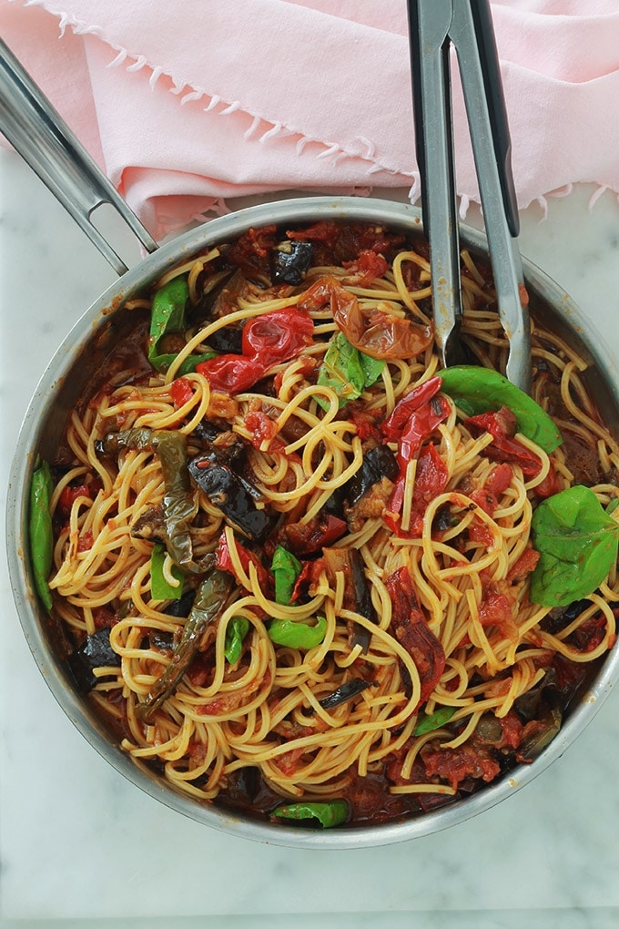 Voici une variante toute simple des pâtes à la sauce tomate : avec des légumes rôtis au four ou poêlés (ici aubergines et poivrons). Une idée simple pour faire manger des légumes aux enfants. C’est un plat facile, économique et qui plaît à tout le monde.