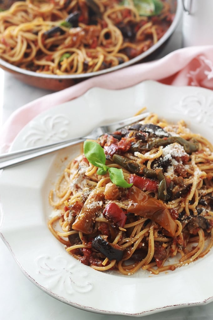 Voici une variante toute simple des pâtes à la sauce tomate : avec des légumes rôtis au four ou poêlés (ici aubergines et poivrons). Une idée simple pour faire manger des légumes aux enfants. C’est un plat facile, économique et qui plaît à tout le monde.