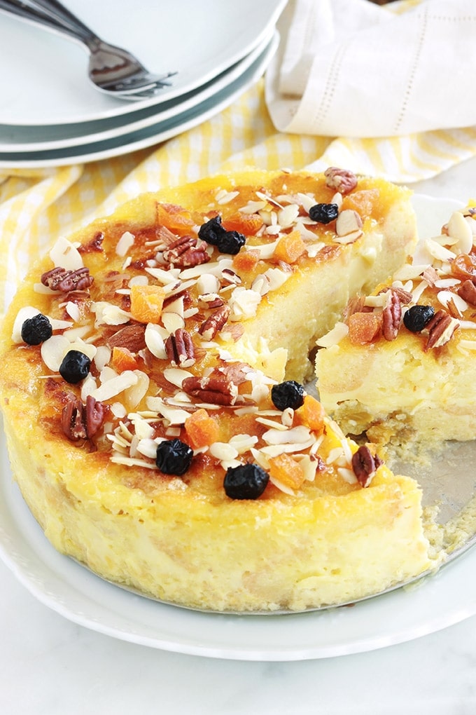 Délicieux pudding aux restes de gâteau, parfumé au citron et à l'eau de fleur d'oranger. Crémeux et tout simple, Une idée pour recycler vos restes de gâteau rassis ou gâteau raté. J’ai utilisé un gâteau quatre-quarts raté et des raisins secs trempés dans de l’eau de fleur d’oranger. Appareil à pudding : oeufs, lait, sucre, arôme. Rapide à préparer et économique.