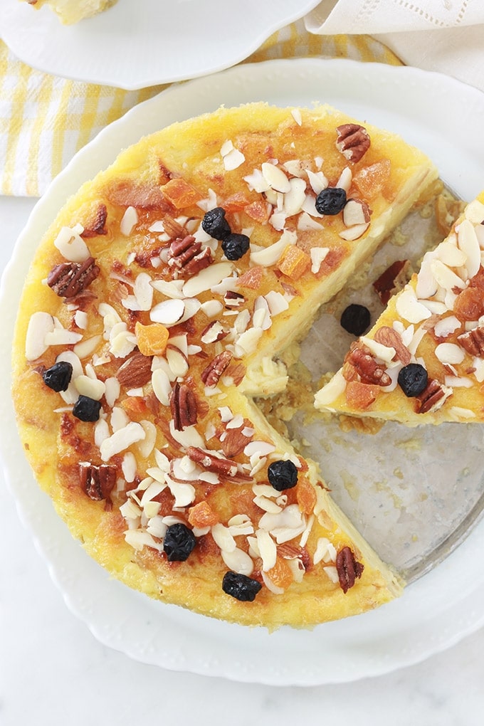 Délicieux pudding aux restes de gâteau, parfumé au citron et à l'eau de fleur d'oranger. Crémeux et tout simple, Une idée pour recycler vos restes de gâteau rassis ou gâteau raté. J’ai utilisé un gâteau quatre-quarts raté et des raisins secs trempés dans de l’eau de fleur d’oranger. Appareil à pudding : oeufs, lait, sucre, arôme. Rapide à préparer et économique.