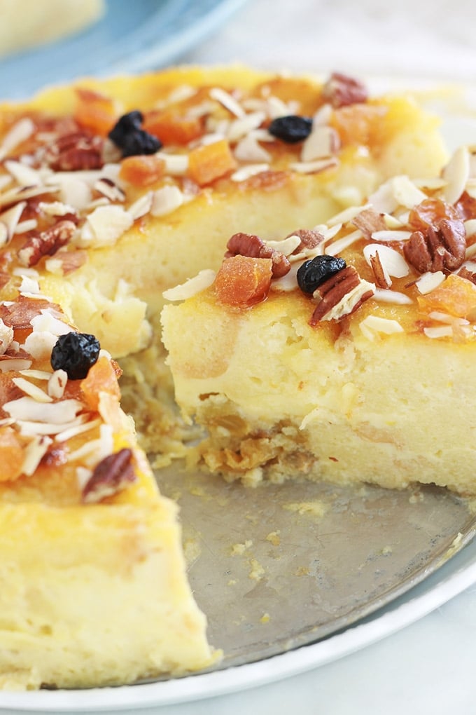 Délicieux pudding aux restes de gâteau, parfumé au citron et à l'eau de fleur d'oranger. Crémeux et tout simple, Une idée pour recycler vos restes de gâteau rassis ou gâteau raté. J’ai utilisé un gâteau quatre-quarts raté et des raisins secs trempés dans de l’eau de fleur d’oranger. Appareil à pudding : oeufs, lait, sucre, arôme. Rapide à préparer et économique.