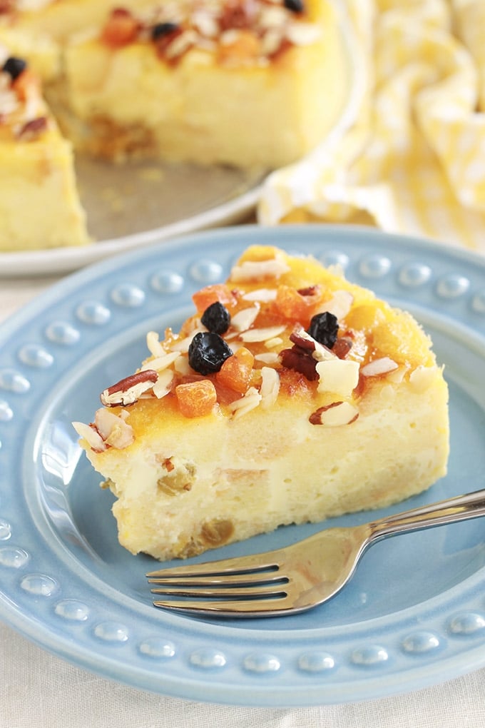 Délicieux pudding aux restes de gâteau, parfumé au citron et à l'eau de fleur d'oranger. Crémeux et tout simple, Une idée pour recycler vos restes de gâteau rassis ou gâteau raté. J’ai utilisé un gâteau quatre-quarts raté et des raisins secs trempés dans de l’eau de fleur d’oranger. Appareil à pudding : oeufs, lait, sucre, arôme. Rapide à préparer et économique.