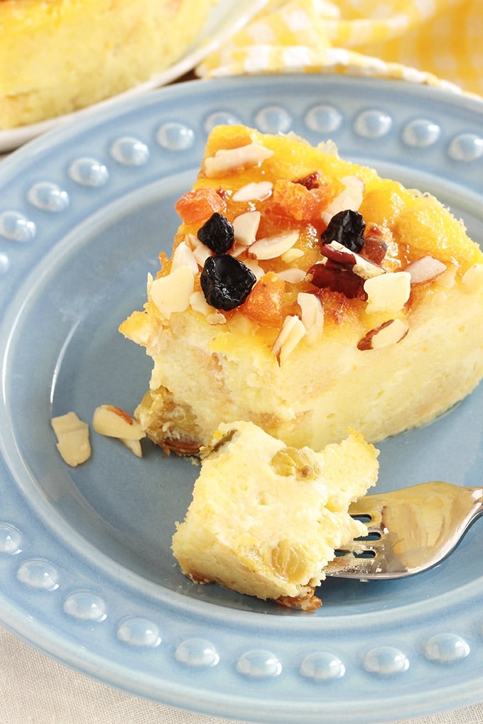 Délicieux pudding aux restes de gâteau, parfumé au citron et à l'eau de fleur d'oranger. Crémeux et tout simple, Une idée pour recycler vos restes de gâteau rassis ou gâteau raté. J’ai utilisé un gâteau quatre-quarts raté et des raisins secs trempés dans de l’eau de fleur d’oranger. Appareil à pudding : oeufs, lait, sucre, arôme. Rapide à préparer et économique.