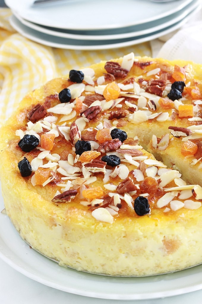 Délicieux pudding aux restes de gâteau, parfumé au citron et à l'eau de fleur d'oranger. Crémeux et tout simple, Une idée pour recycler vos restes de gâteau rassis ou gâteau raté. J’ai utilisé un gâteau quatre-quarts raté et des raisins secs trempés dans de l’eau de fleur d’oranger. Appareil à pudding : oeufs, lait, sucre, arôme. Rapide à préparer et économique.