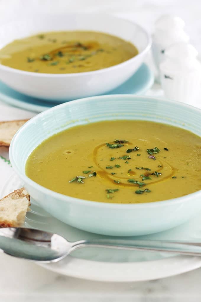 Soupe de pois cassés algérienne parfumée au cumin.