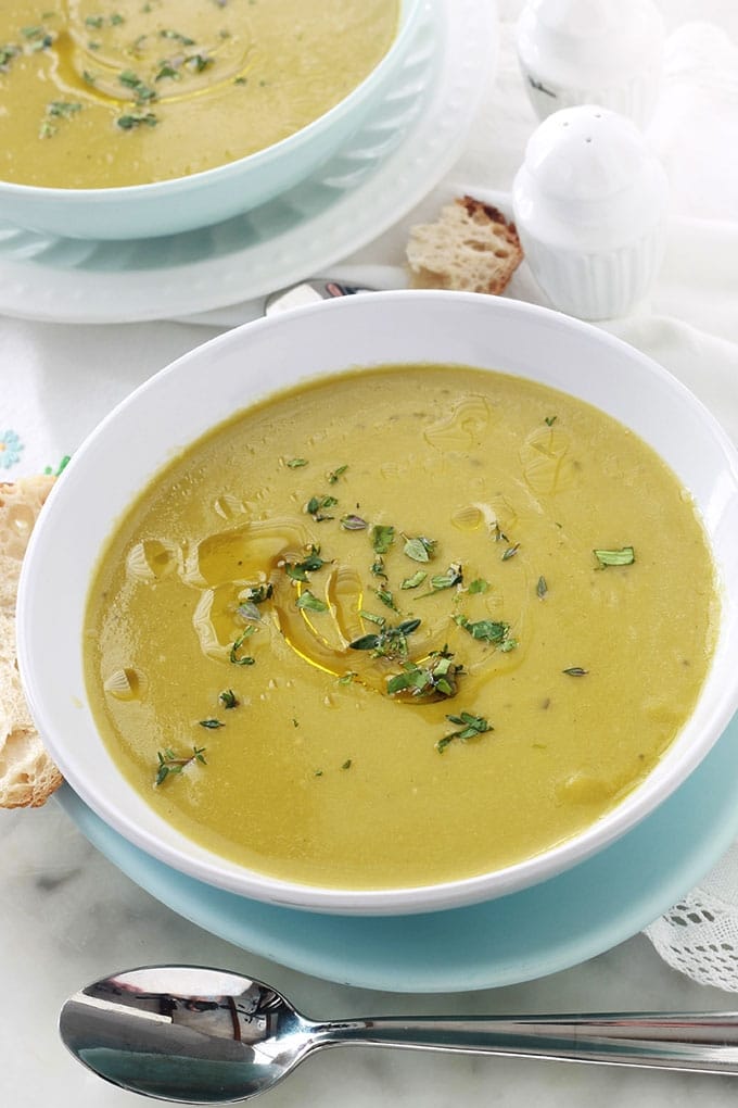 Soupe au pois cassés algérienne parfumée au cumin.