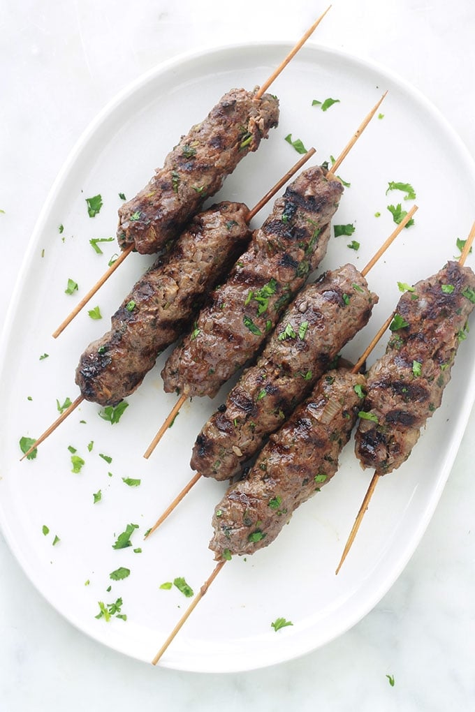 Apprenez à faire des brochettes de kefta à la marocaine : c’est facile, rapide (moins de 20 minutes), et ça plaît à tout le monde. Recette simple : viande hachée, oignon, ail, épices et herbes fines. Même pas besoin de laisser mariner. Cuisson au barbecue, grill du four, plancha ou poêle.