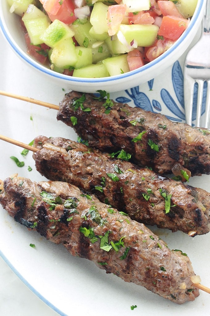 Apprenez à faire des brochettes de kefta à la marocaine : c’est facile, rapide (moins de 20 minutes), et ça plaît à tout le monde. Recette simple : viande hachée, oignon, ail, épices et herbes fines. Même pas besoin de laisser mariner. Cuisson au barbecue, grill du four, plancha ou poêle.